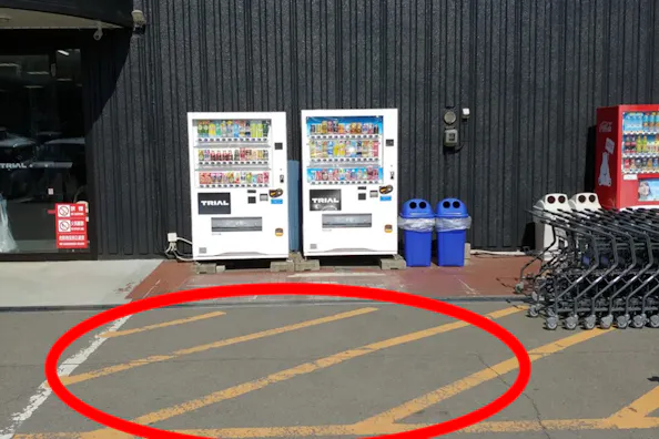 【メガセンタートライアルわさだ店】キッチンカーやプロモーションに利用可能な店頭入口スペース