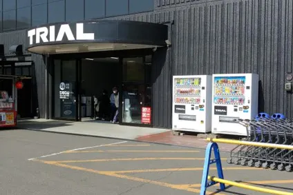 【メガセンタートライアルわさだ店】キッチンカーやプロモーションに利用可能な店頭入口スペース