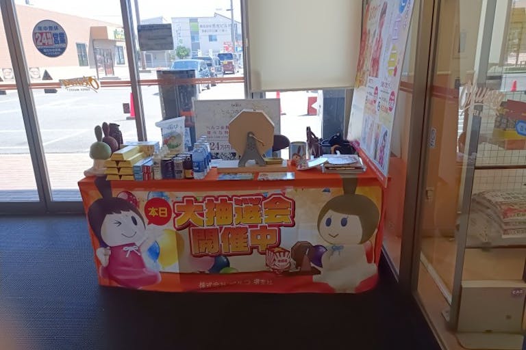 【オークワ 堺美原店】プロモーションに最適な北側風除室スペースの画像2