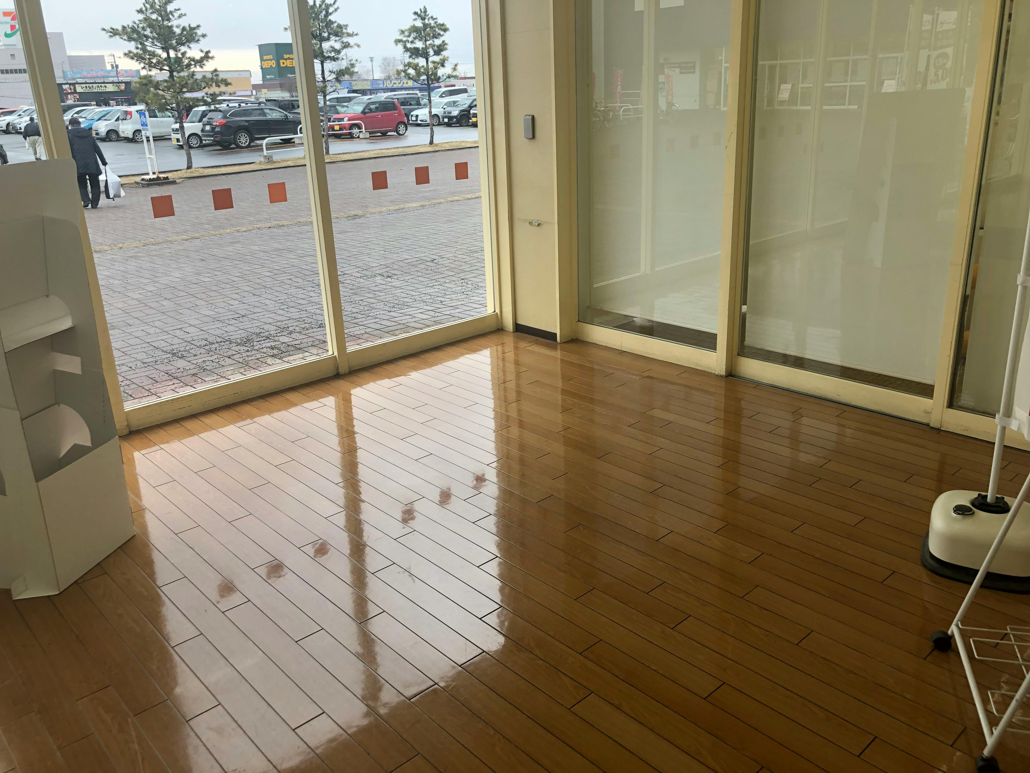 【フレスポ・ニッテン】食物販などの利用に適した風除室スペース