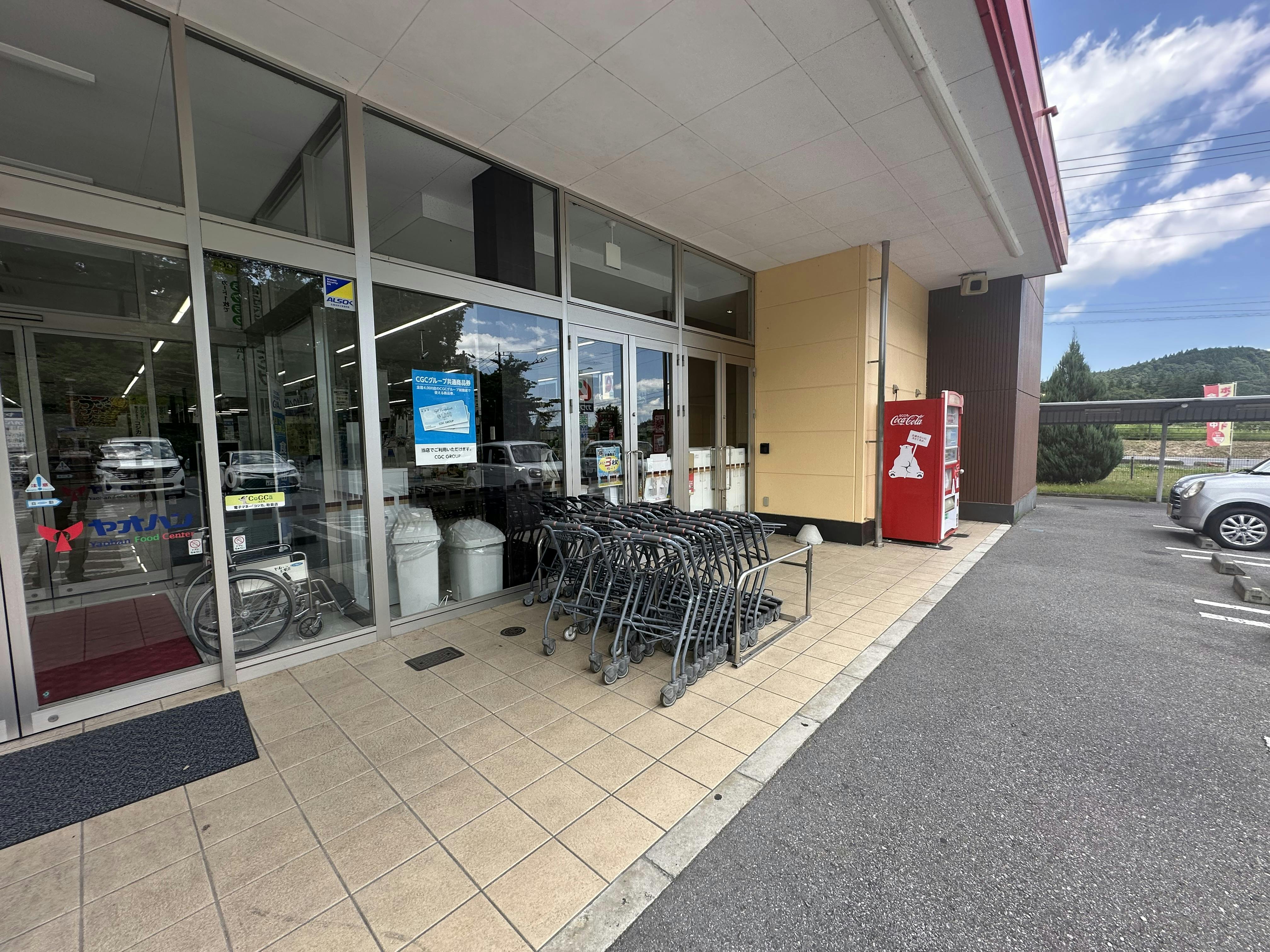 【ヤオハン七里店】プロモーションやキッチンカーに最適な店頭軒下スペースの画像