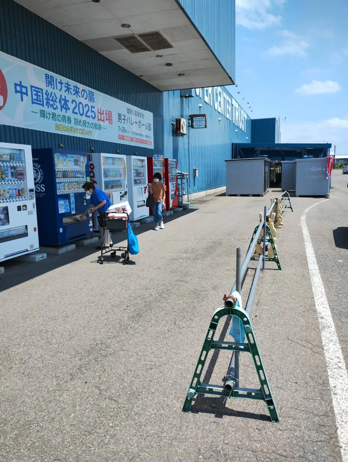 【スーパーセンタートラスト雄物川店】キッチンカーに最適な店舗入口近くにあるキッチンカースペース