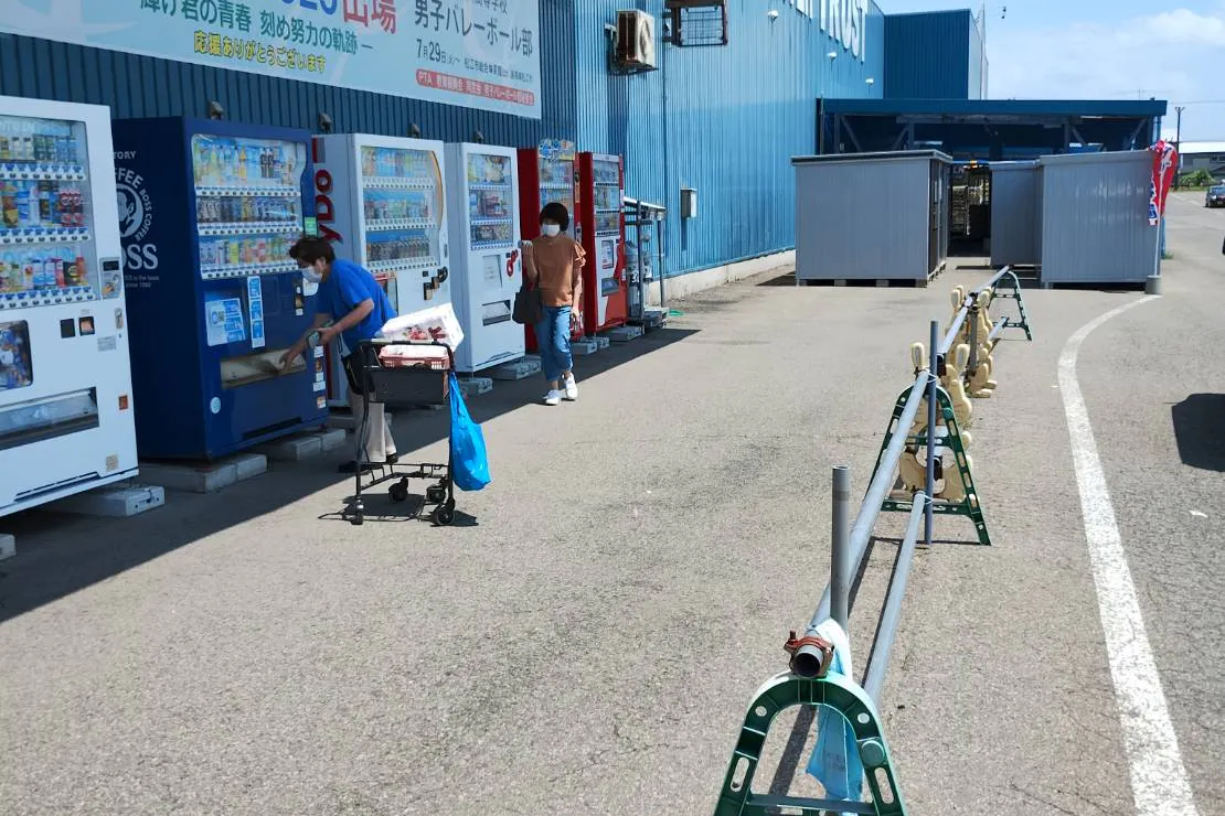 【スーパーセンタートラスト雄物川店】キッチンカーに最適な店舗入口近くにあるキッチンカースペース