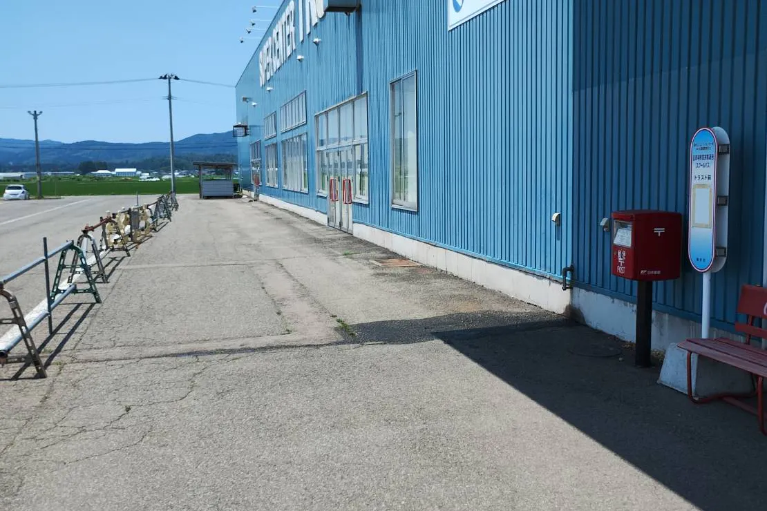 【スーパーセンタートラスト雄物川店】キッチンカーに最適な店舗入口近くにあるキッチンカースペース