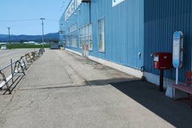 【スーパーセンタートラスト雄物川店】キッチンカーに最適な店舗入口近くにあるキッチンカースペース