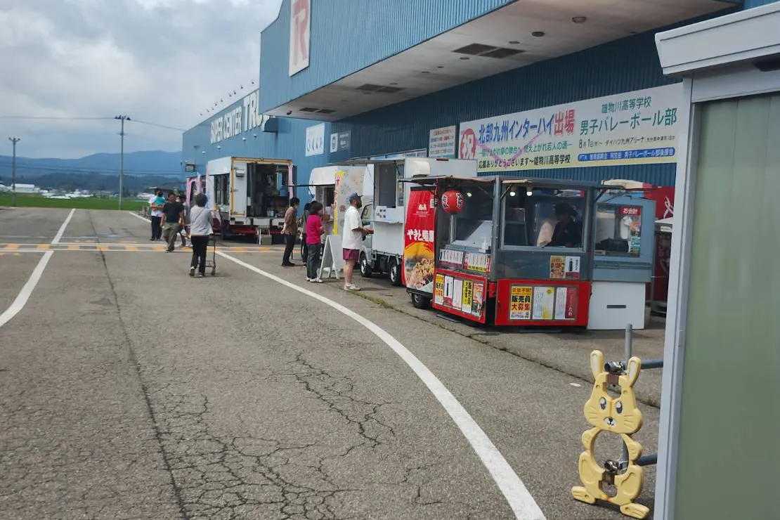 【スーパーセンタートラスト雄物川店】キッチンカーに最適な店舗入口近くにあるキッチンカースペース