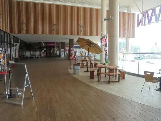 【イオンタウン宇多津】プロモーションや物産展、雑貨販売などに最適な2F中央広場のイベントスペース