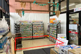 【ダイシン亘理店】風除室 プロモーションや物販に最適なホームセンター内階段前の催事イベントスペース