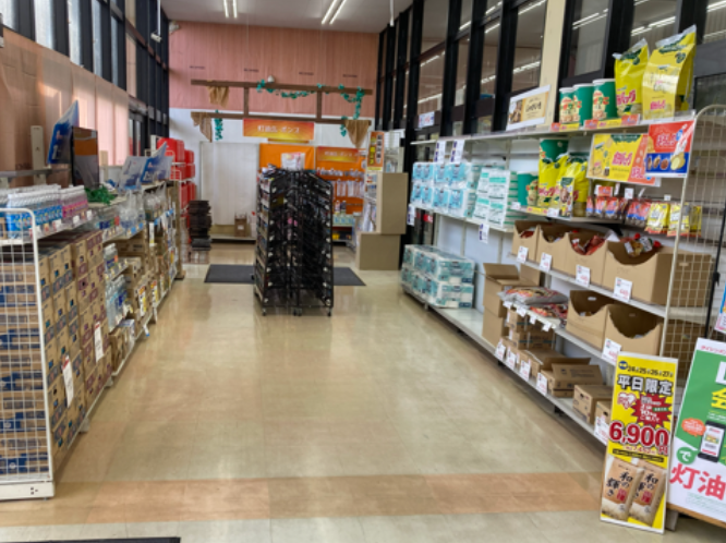 【ダイシン亘理店】風除室　プロモーションや物販に最適なホームセンター内階段前の催事イベントスペース