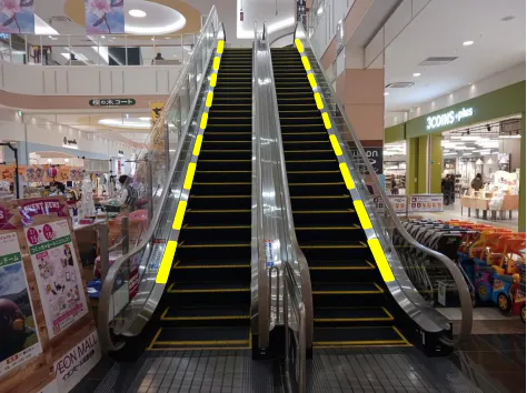 【イオンモール加西北条*】モールメディア④樫の木コートエスカレーターの画像