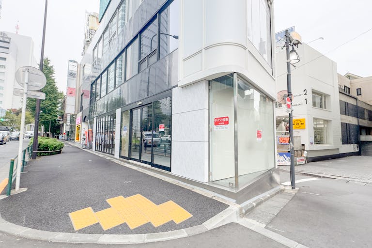 明治通り・原宿通りに面しています