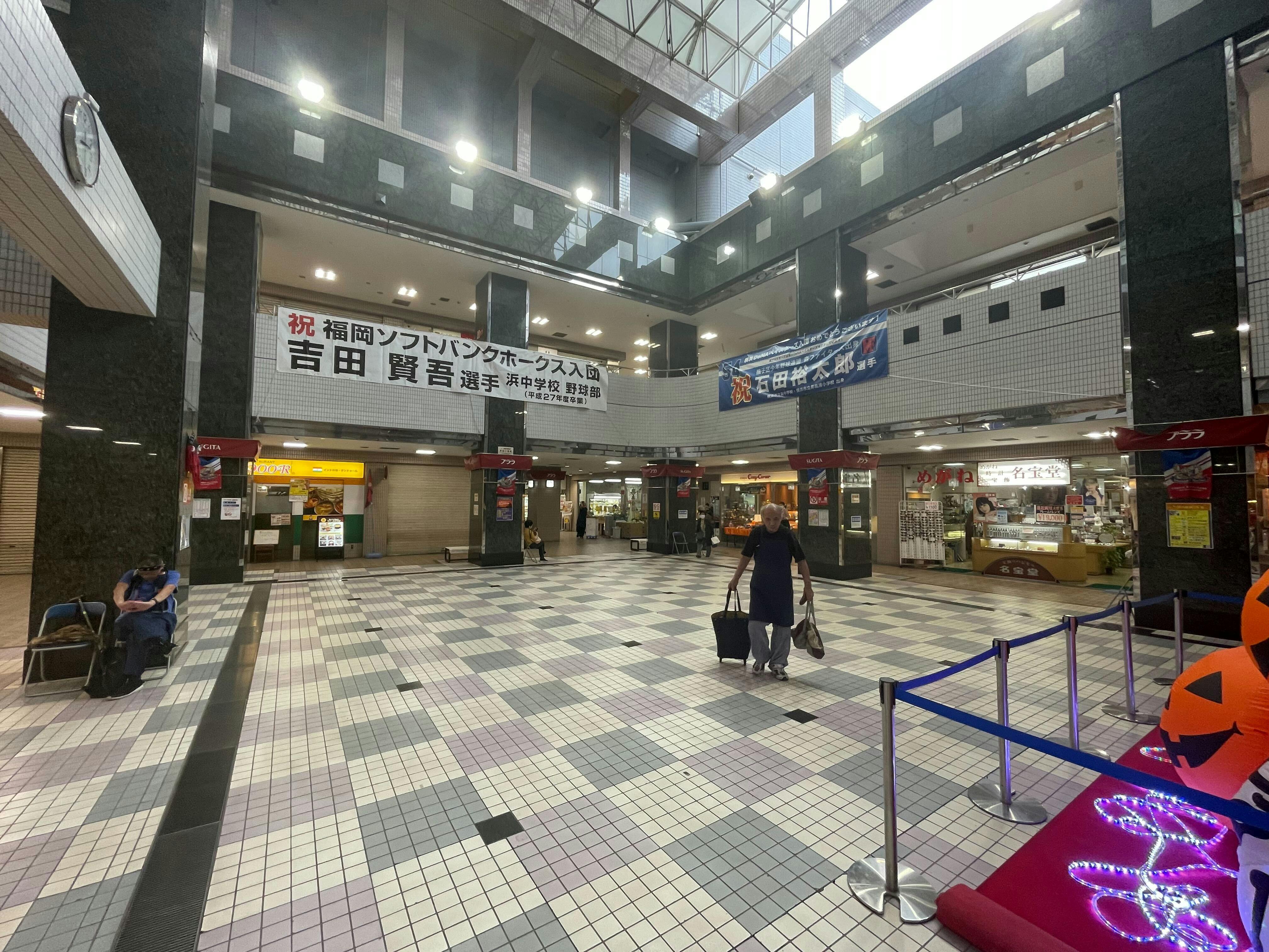 【プララ杉田/杉田駅直結】食物販や物販のポップアップストアに最適な駅直結のトラフィックのあるイベントスペース(1Fパティオ広場)