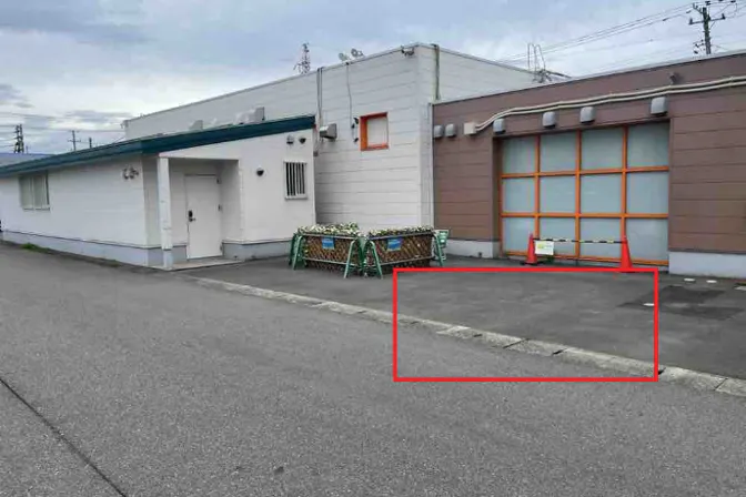 【ダイナム柏崎店】キッチンカーや各種プロモーションイベントでの出店に最適なアミューズメント施設の店舗出入口前イベントスペース