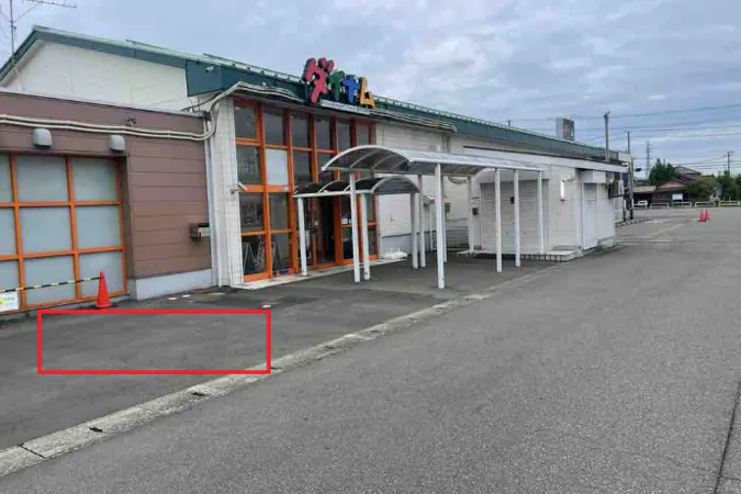 【ダイナム柏崎店】キッチンカーや各種プロモーションイベントでの出店に最適なアミューズメント施設の店舗出入口前イベントスペース