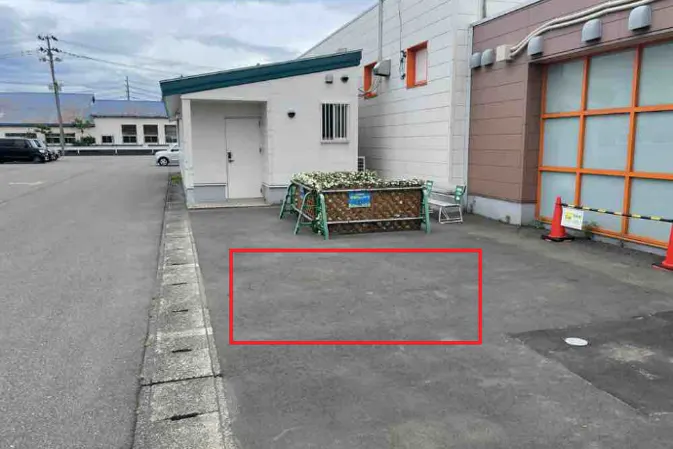 【ダイナム柏崎店】キッチンカーや各種プロモーションイベントでの出店に最適なアミューズメント施設の店舗出入口前イベントスペース