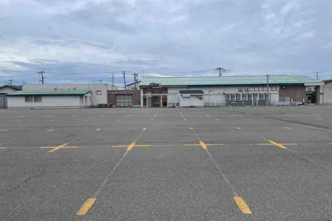 【ダイナム柏崎店】キッチンカーや各種プロモーションイベントでの出店に最適なアミューズメント施設の店舗出入口前イベントスペース