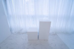 【飯田橋駅1分】ポートレートや宣材写真等の人物撮影や新商品の物撮り、撮影会等の撮影用途に最適な白ホリと黒ホリで撮影できるスタジオスペース