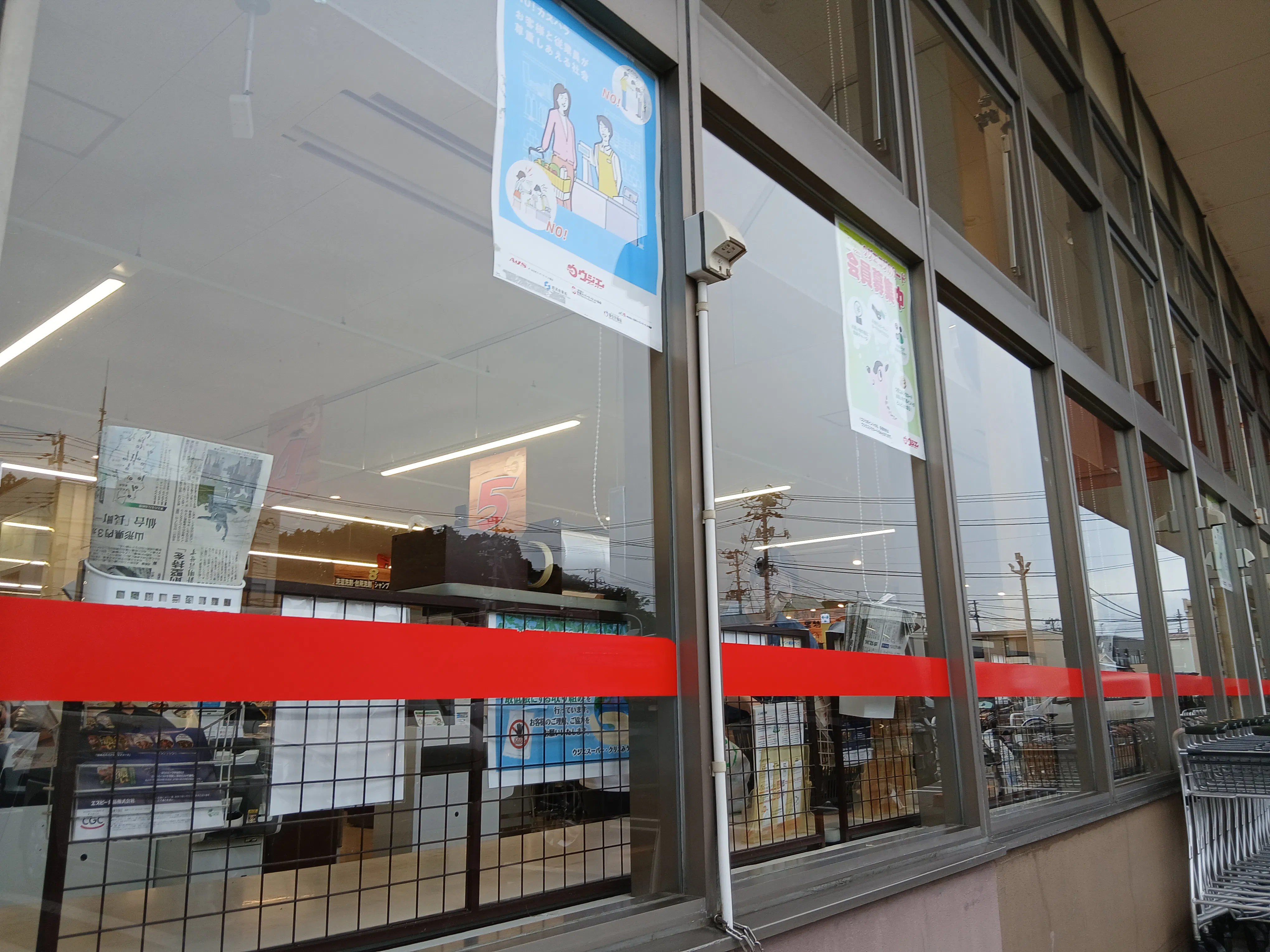 【ウジエスーパー石巻山下店】販促プロモーションや物販に利用可能な入口横の屋外スペース