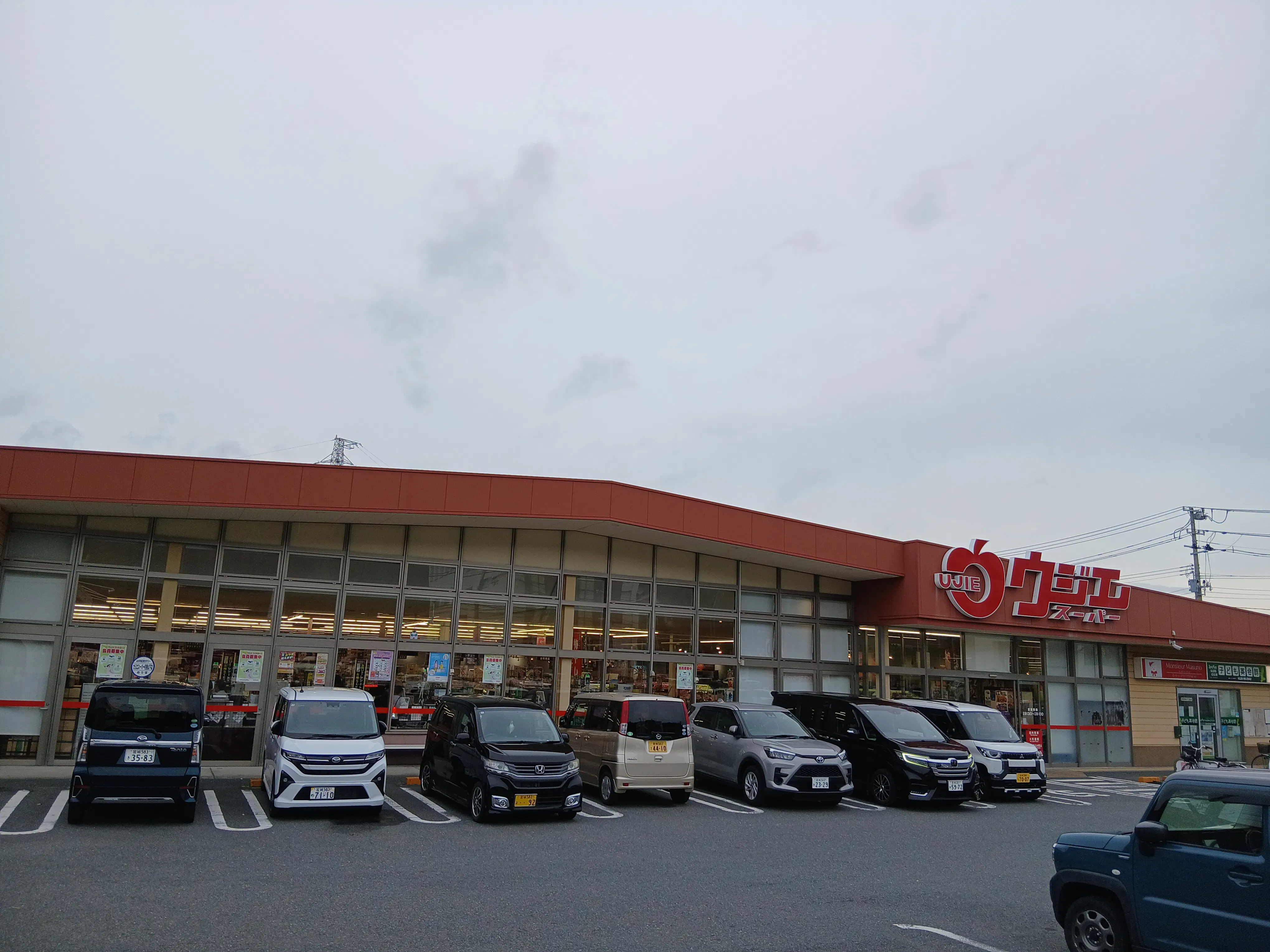 【ウジエスーパー石巻山下店】販促プロモーションや物販に利用可能な入口横の屋外スペース