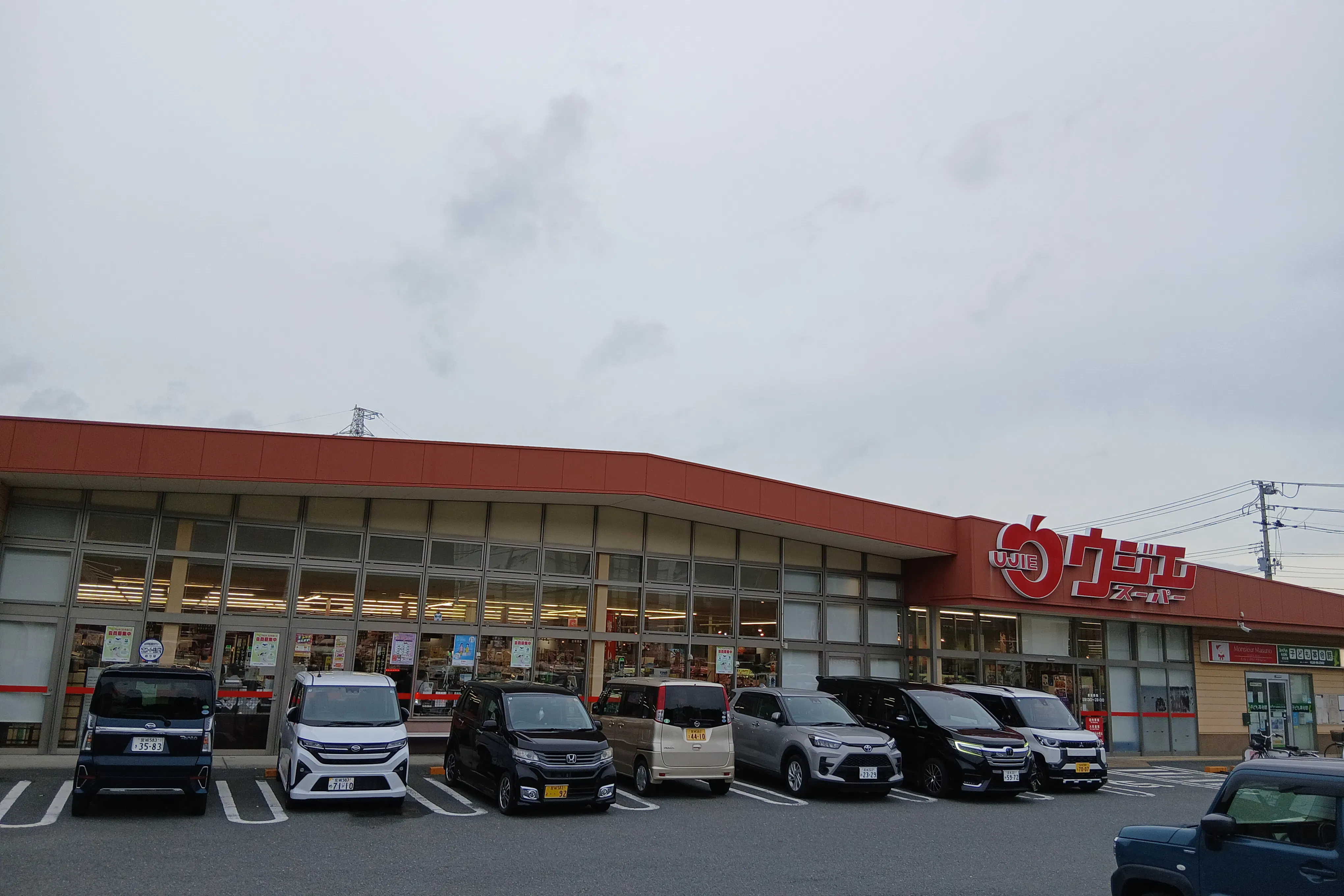 【ウジエスーパー石巻山下店】販促プロモーションや物販に利用可能な入口横の屋外スペース