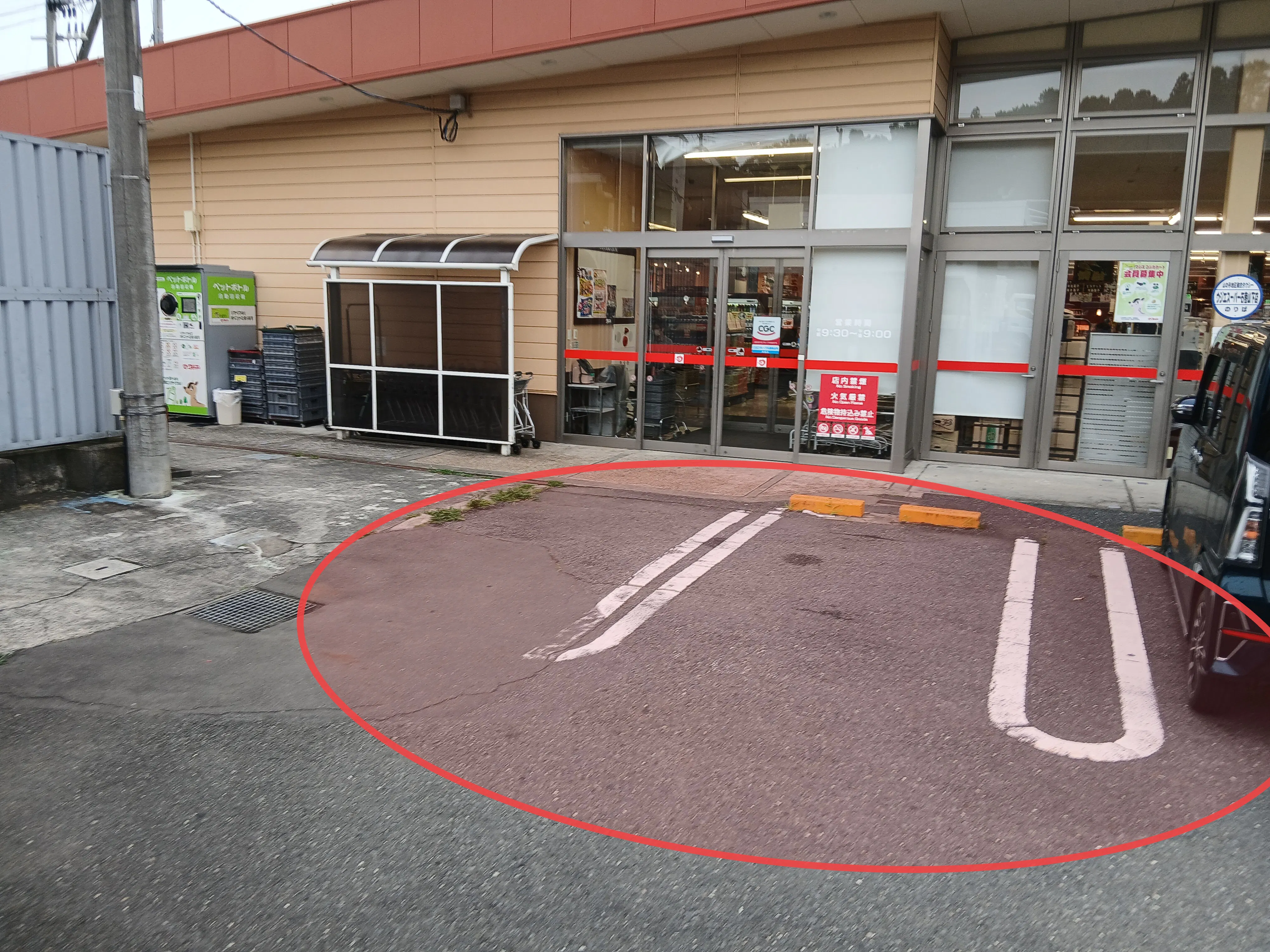 【ウジエスーパー石巻山下店】販促プロモーションや物販に利用可能な入口横の屋外スペース