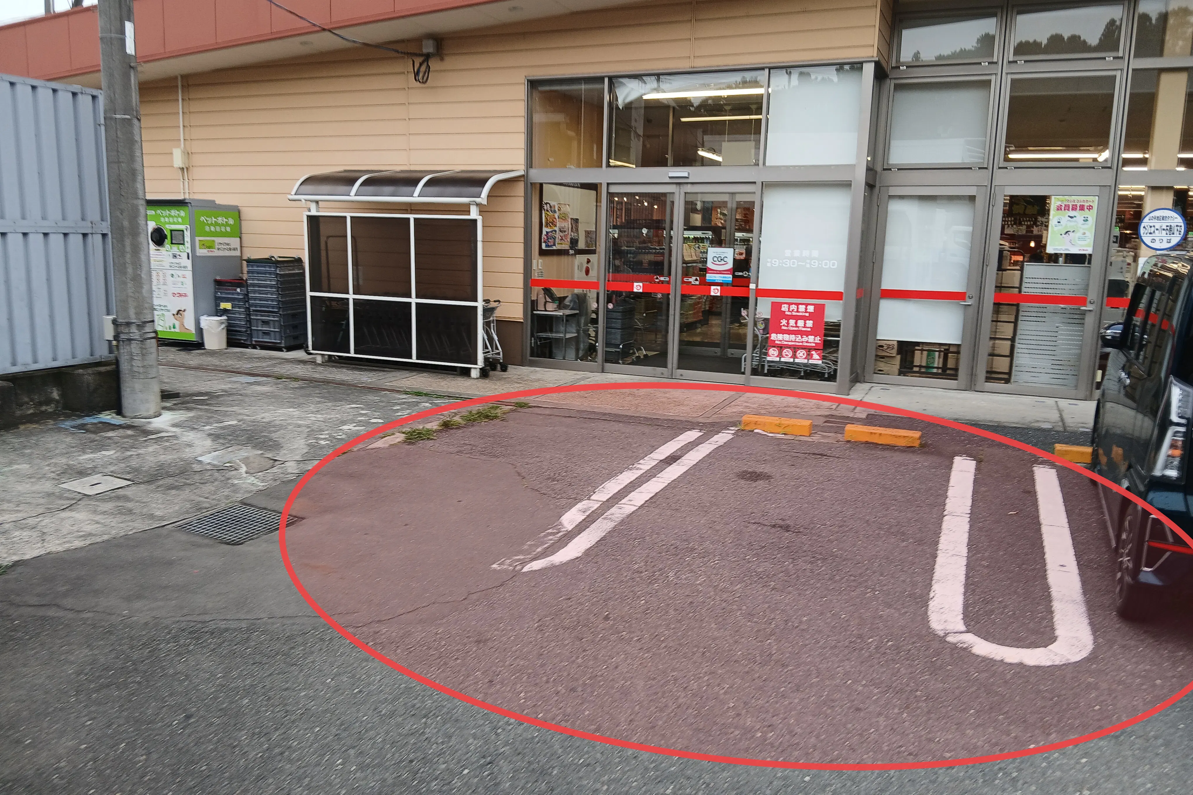 【ウジエスーパー石巻山下店】販促プロモーションや物販に利用可能な入口横の屋外スペース