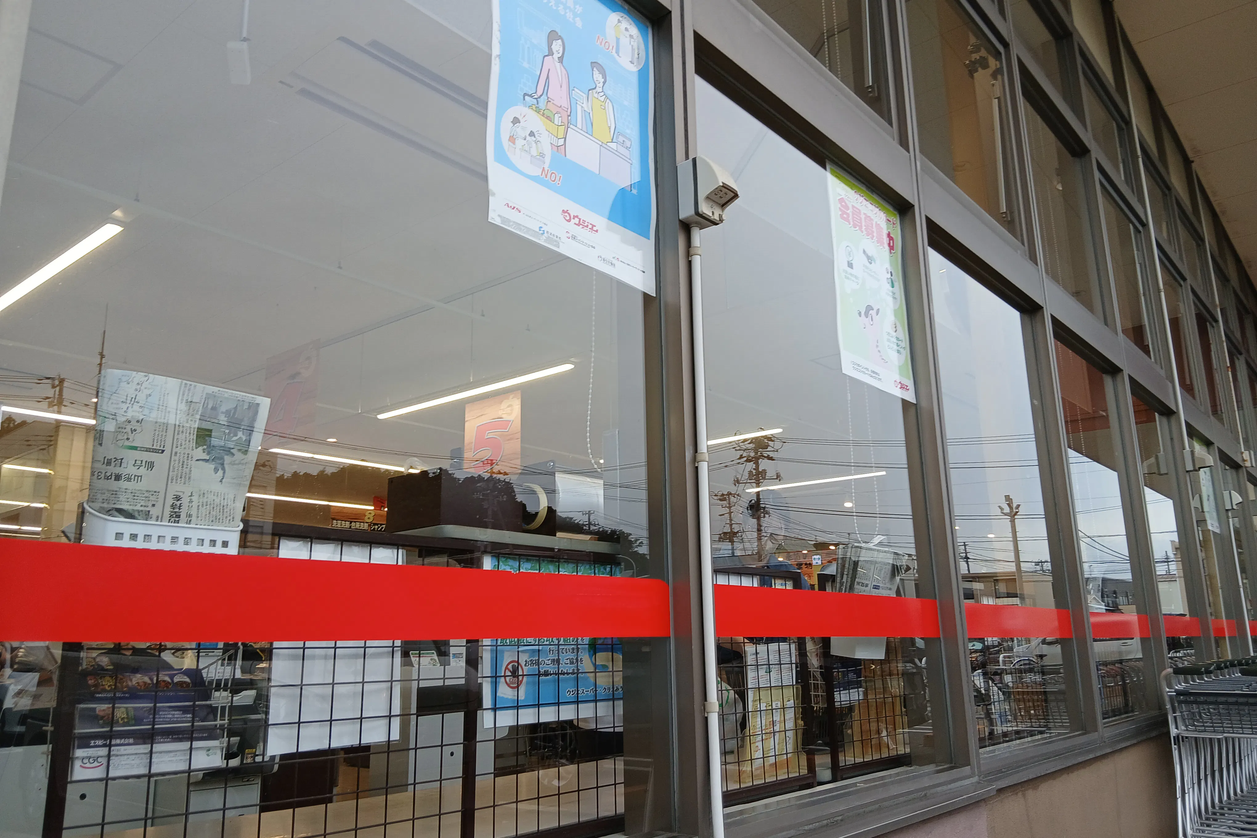 【ウジエスーパー石巻山下店】販促プロモーションや物販に利用可能な入口横の屋外スペース