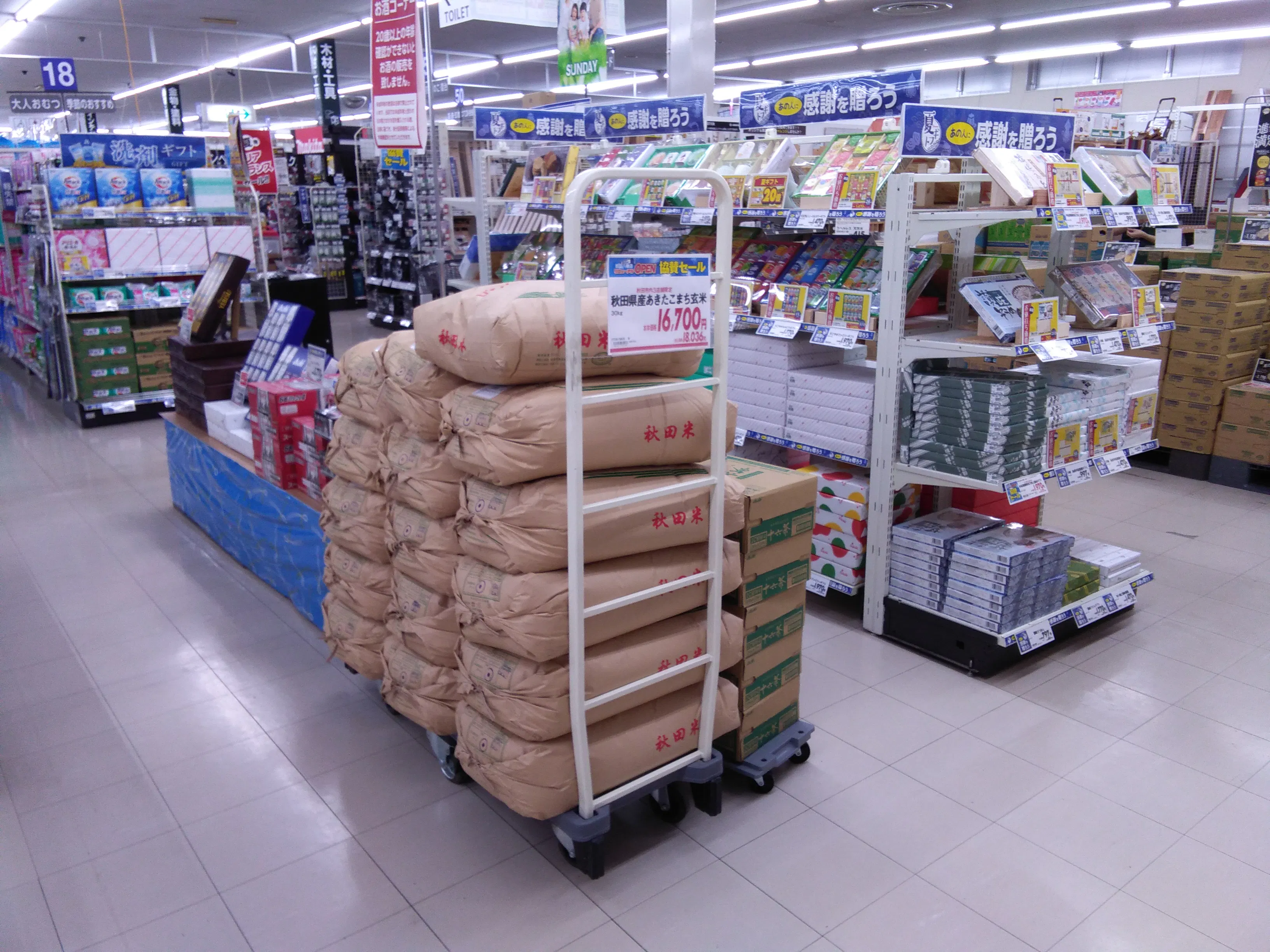 【サンデー秋田御野場店】レジ横　食物販やプロモーション等の出店に最適なホームセンター店内のイベントスペース