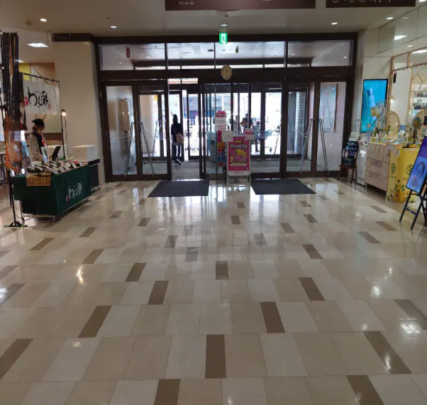 【府中天満屋】正面入口（イートイン横） 各種プロモーション、会員獲得イベントに最適な屋内催事イベントスペース