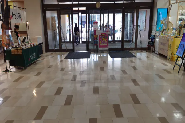 【府中天満屋】正面入口(イートイン横) 各種プロモーション、会員獲得イベントに最適な屋内催事イベントスペース