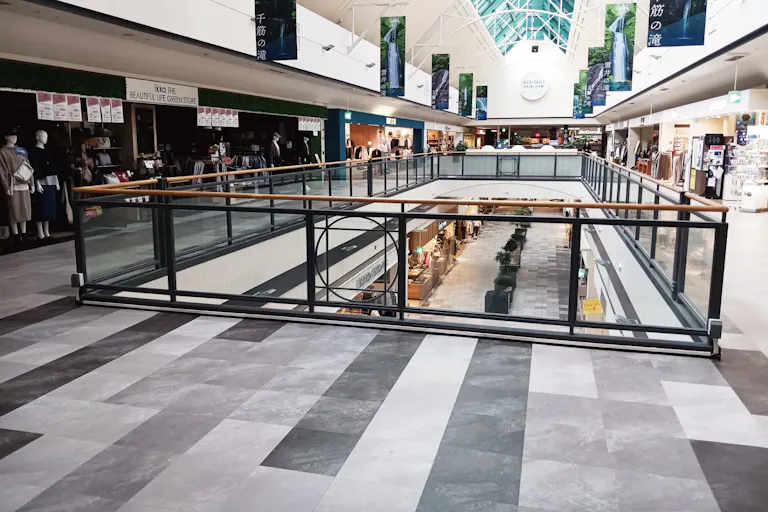 【イオンモール下田】イオン保険カウンター前広場の画像1