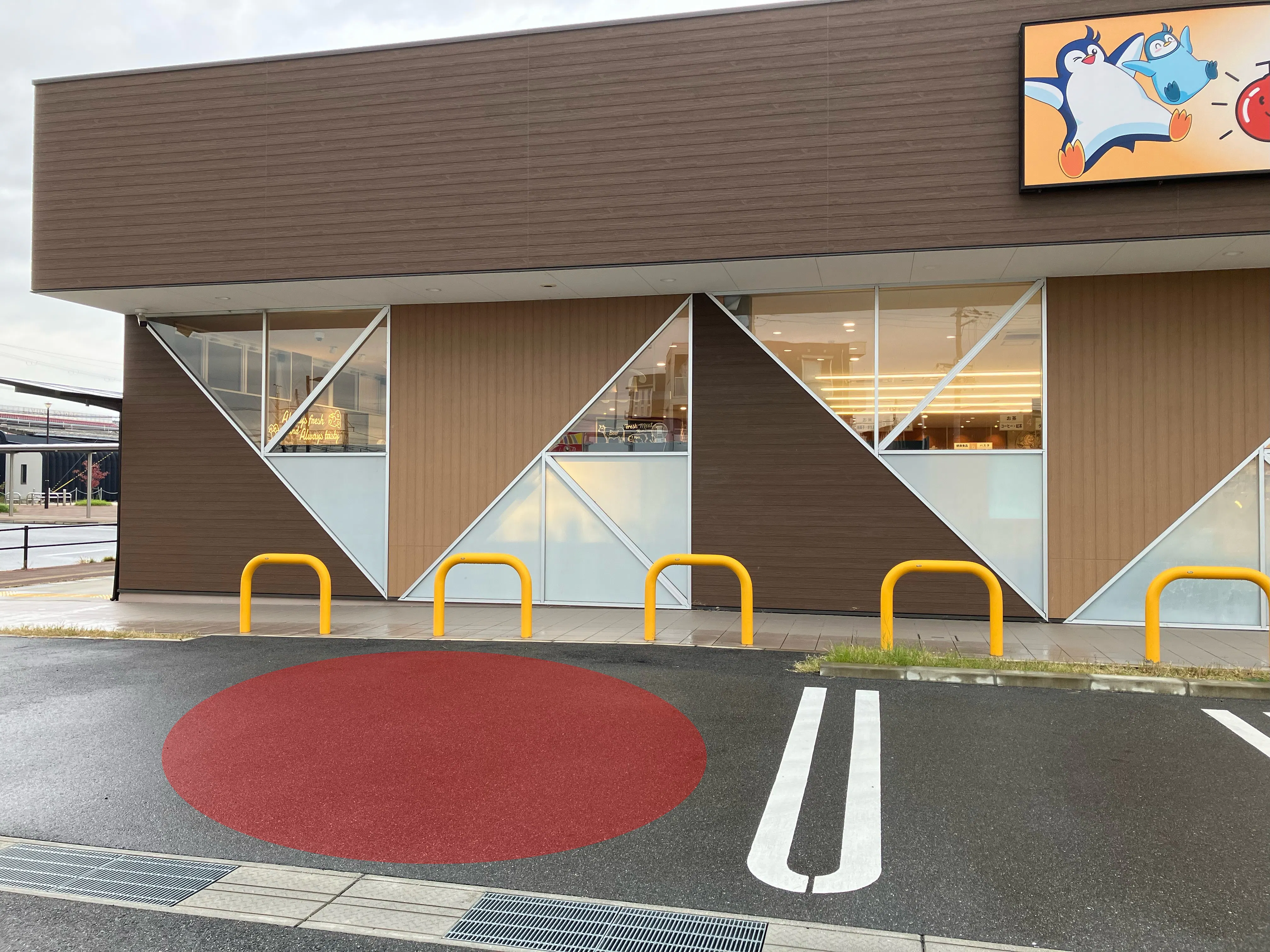 【サンフレッシュ狛田店】キッチンカー出店や企業プロモーションイベントに最適な地域密着型スーパーの駐車場スペース