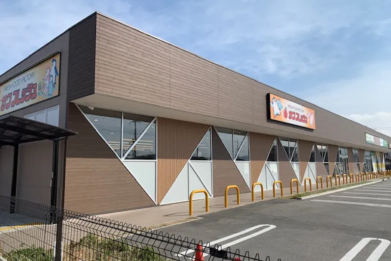 【サンフレッシュ狛田店】キッチンカー出店や企業プロモーションイベントに最適な地域密着型スーパーの駐車場スペースの画像2