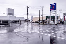 【ホームセンターサンデー三沢店】キッチンカーの出店に最適な店舗駐車場内にある屋外スペース