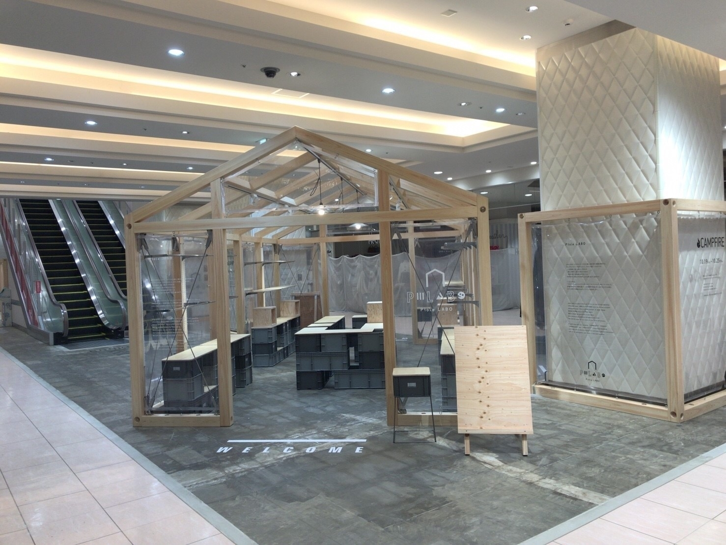 2Fへのエスカレーター前にあり、通行量の多いポップアップストア専用スペースです