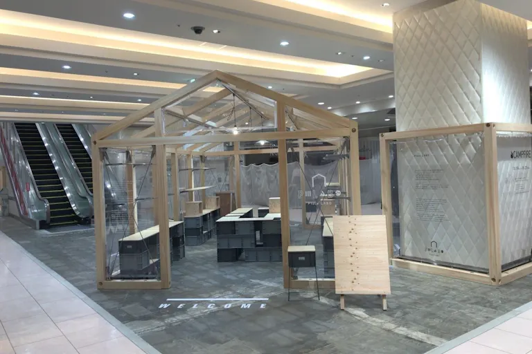 2Fへのエスカレーター前にあり、通行量の多いポップアップストア専用スペースです