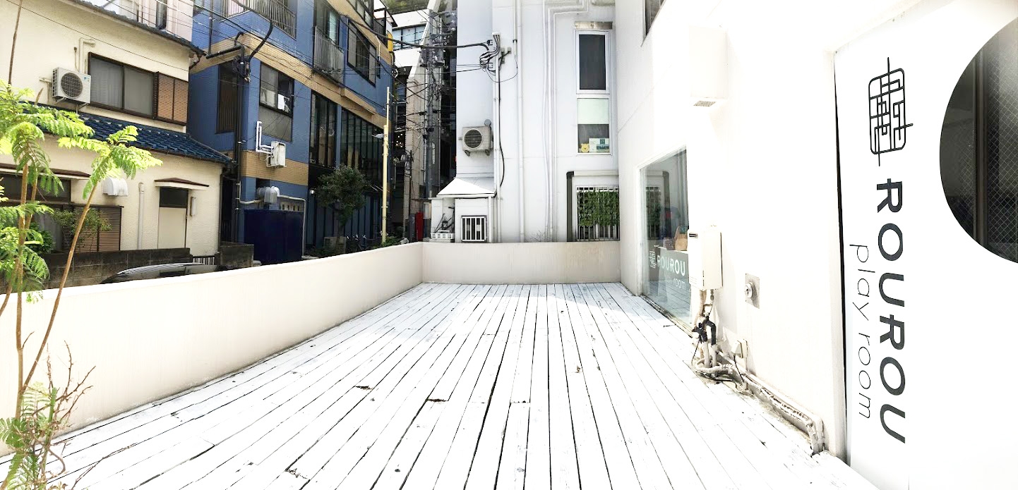 広いウッドデッキはレセプションパーティなどにご利用いただけます