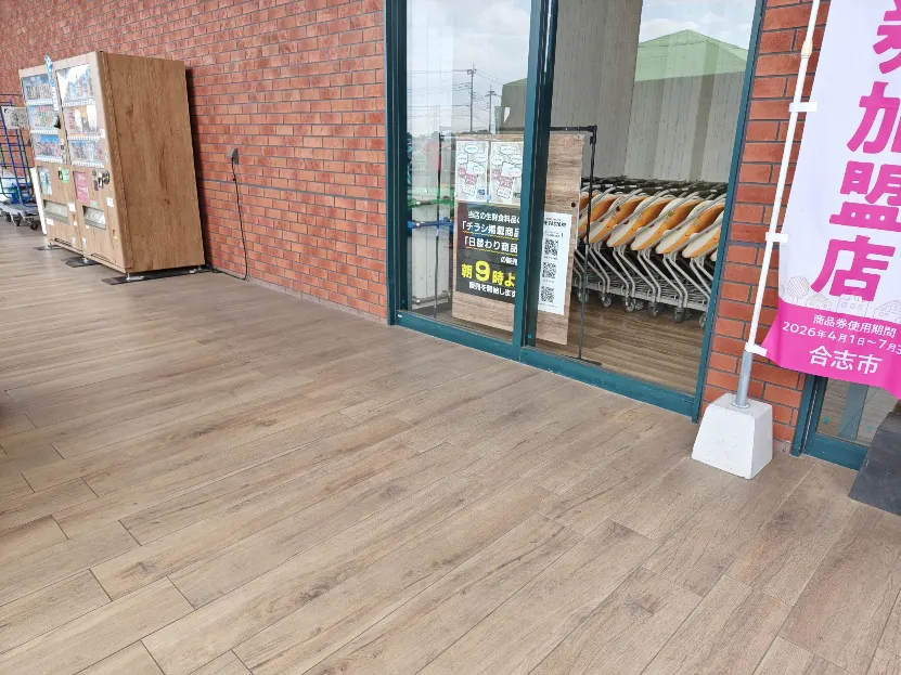 【ザ・ファクトリーニシムタ合志店】販促プロモーションや物販に利用可能なスーパーのフード館軒下にあるイベントスペース
