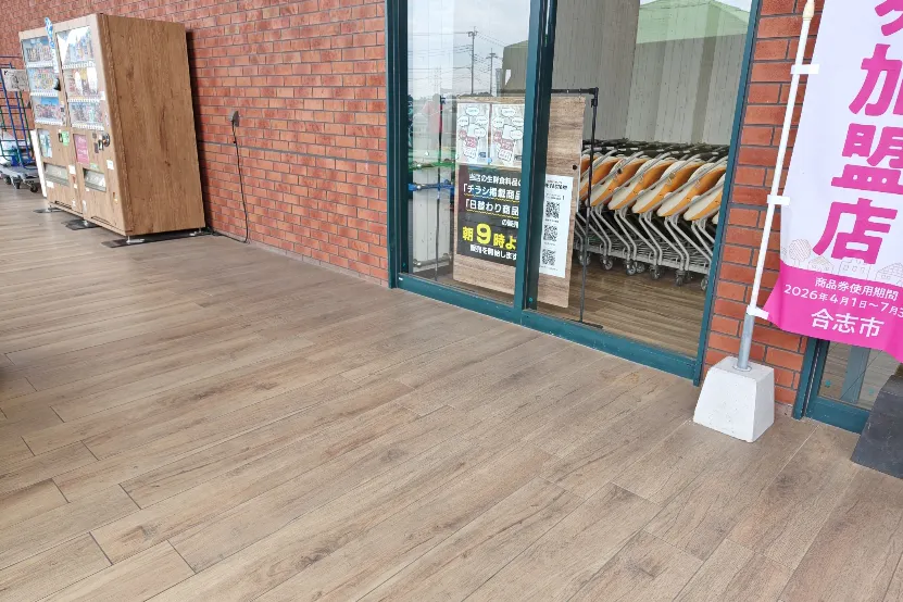 【ザ・ファクトリーニシムタ合志店】販促プロモーションや物販に利用可能なスーパーのフード館軒下にあるイベントスペース