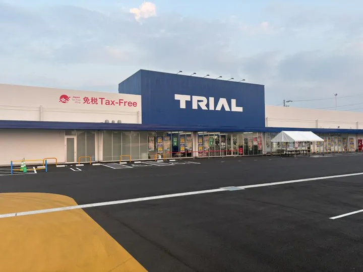 【スーパーセンタートライアル本巣店】PR活動に最適な店内「風除室 スペース」