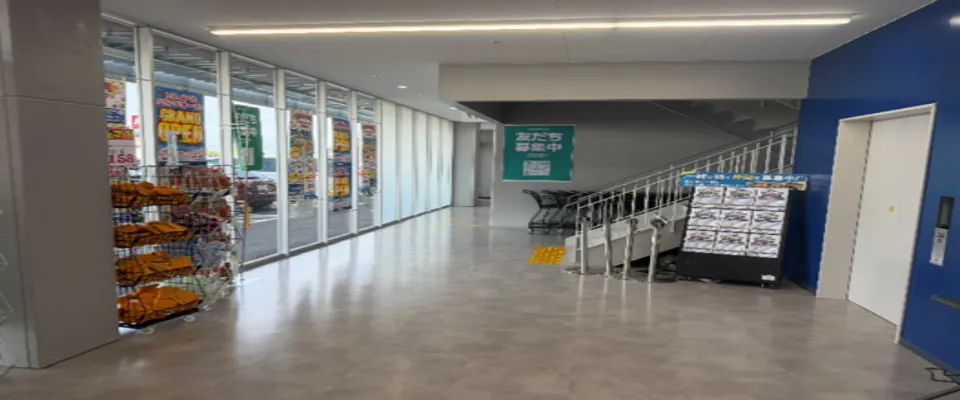 【スーパーセンタートライアル本巣店】PR活動に最適な店内「風除室 スペース」