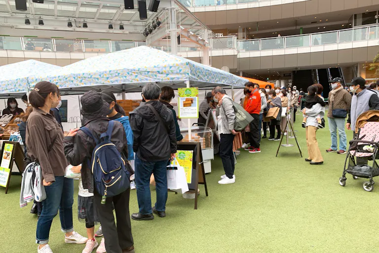 ãã©ãŸãŒããã«ã·ã§ïŒ2æéå¬ïŒããŒãïŒã¹ã€ãŒãïŒãé£åç©è²©ã«æé©ïŒã©ãŸãŒãå·åŽ2éãã«ãŒãã¡åºå Žãã§éå¬ããããã«ã·ã§ã¹ããŒã¹ã®ç»å6