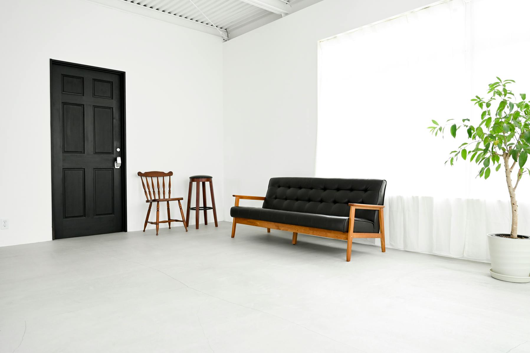 【駒場東大前駅10分】アパレル撮影等に最適なモルタルとウッドのバリエーションが撮れる自然光スタジオ