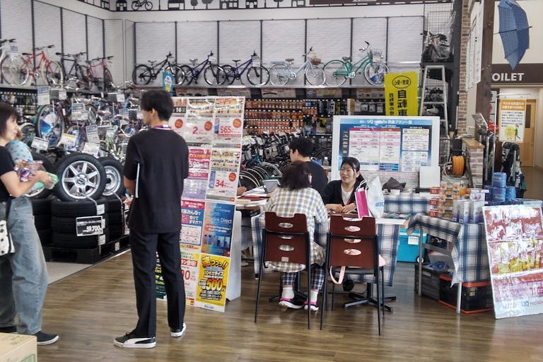 【サンデー盛岡みたけ店】風除室 食物販やプロモーション等の出店に最適なホームセンター店内のイベントスペースの画像1