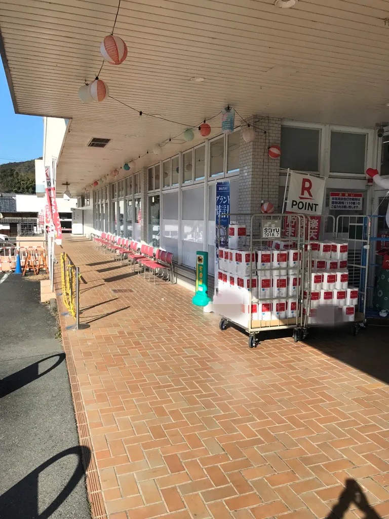 【西友 八百津店】店頭(軒下) プロモーション用途や物販、食物販のポップアップストアに最適なスーパー屋外軒先の催事イベントスペース