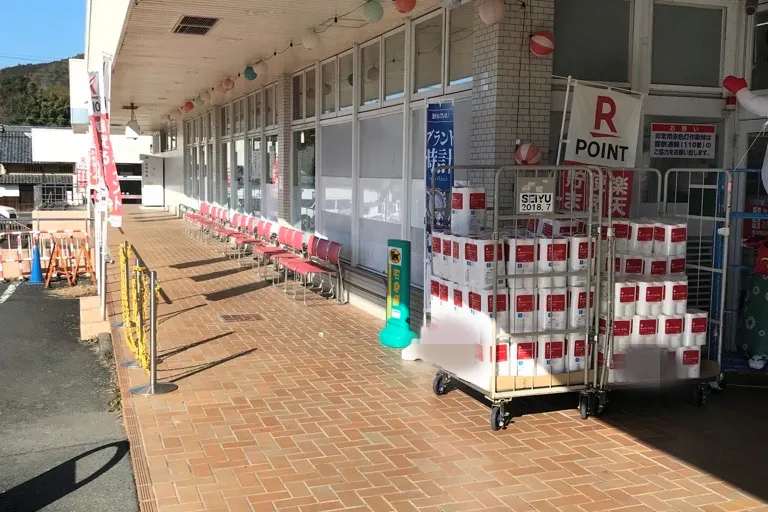 【西友 八百津店】店頭(軒下) プロモーション用途や物販、食物販のポップアップストアに最適なスーパー屋外軒先の催事イベントスペース