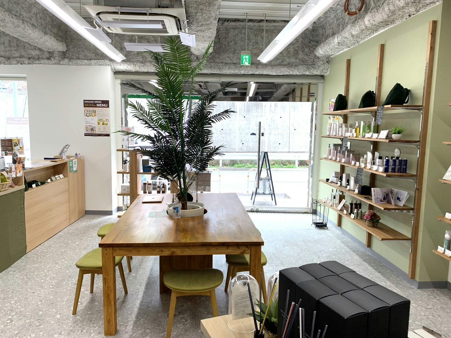 中から外を見た絵です。