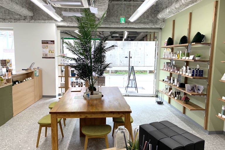 中から外を見た絵です。