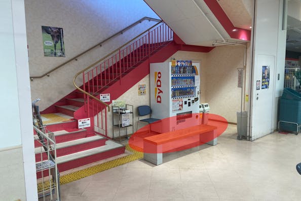 【ヤマトー八木店】販促プロモーションに最適な人通りの多い階段下にある催事スペース