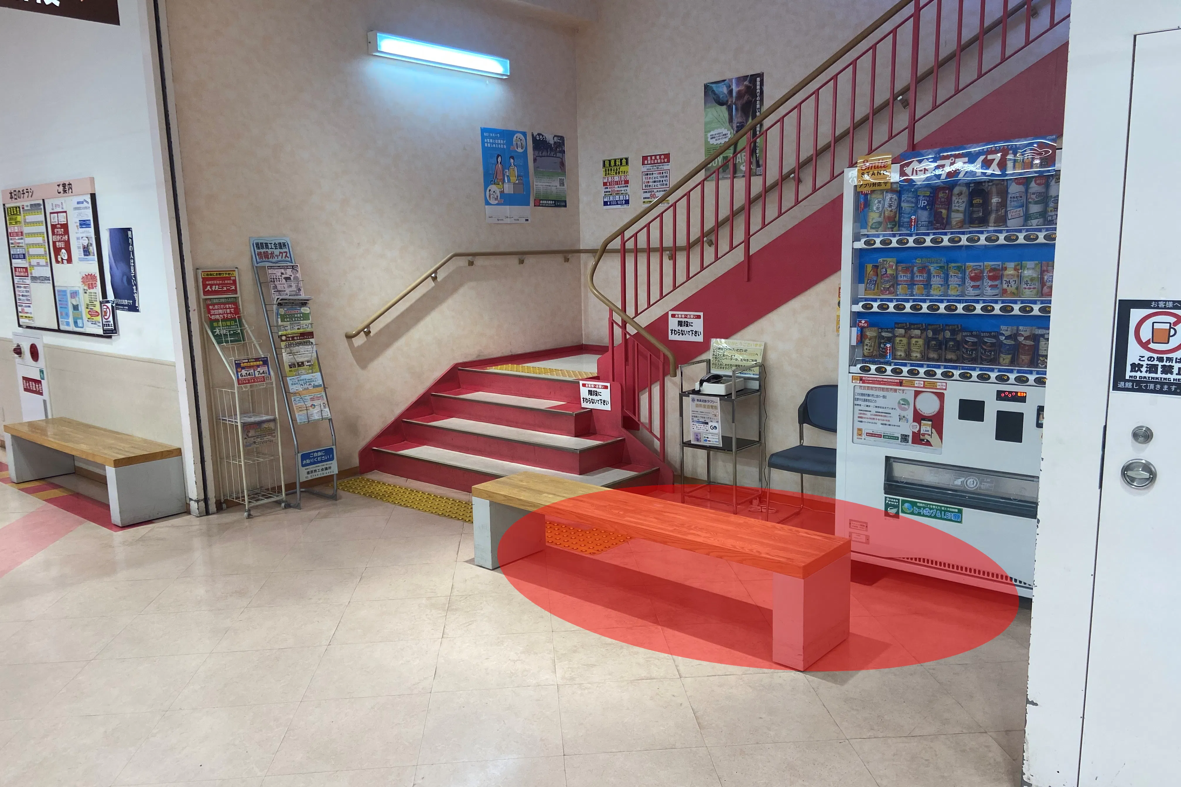 【ヤマトー八木店】販促プロモーションに最適な人通りの多い階段下にある催事スペース